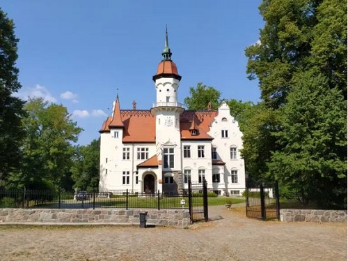 Schloss Tralau bei Tralau, historisches Gebäude